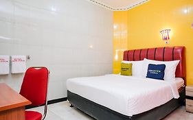 Urbanview Hotel Mawar Sharon near Alun Alun Batu